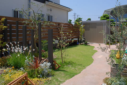 庭仕事風雅　木製フェンスと枕木ベンチ設置例　アフター