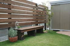 庭仕事風雅　木製フェンスと枕木ベンチ設置例　アフター