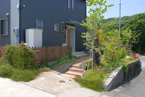 庭仕事風雅　森の小道をイメージした玄関へのアプローチ