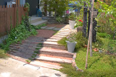 庭仕事風雅　森の小道をイメージした玄関へのアプローチ